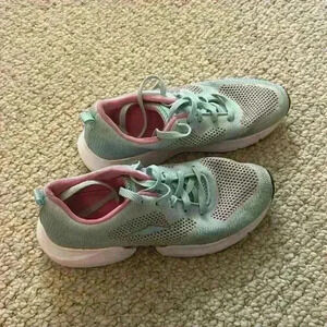 Women’s tennis shoes Avia size 8
